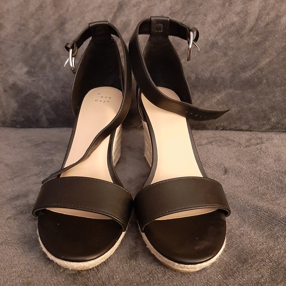 Wedge Heels - Picture 2 of 5